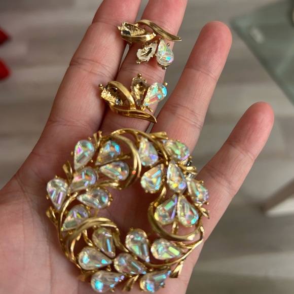 Jewelry - AB boralis Elegant Gold and Iridescent Crystal Jewelry Set 😍